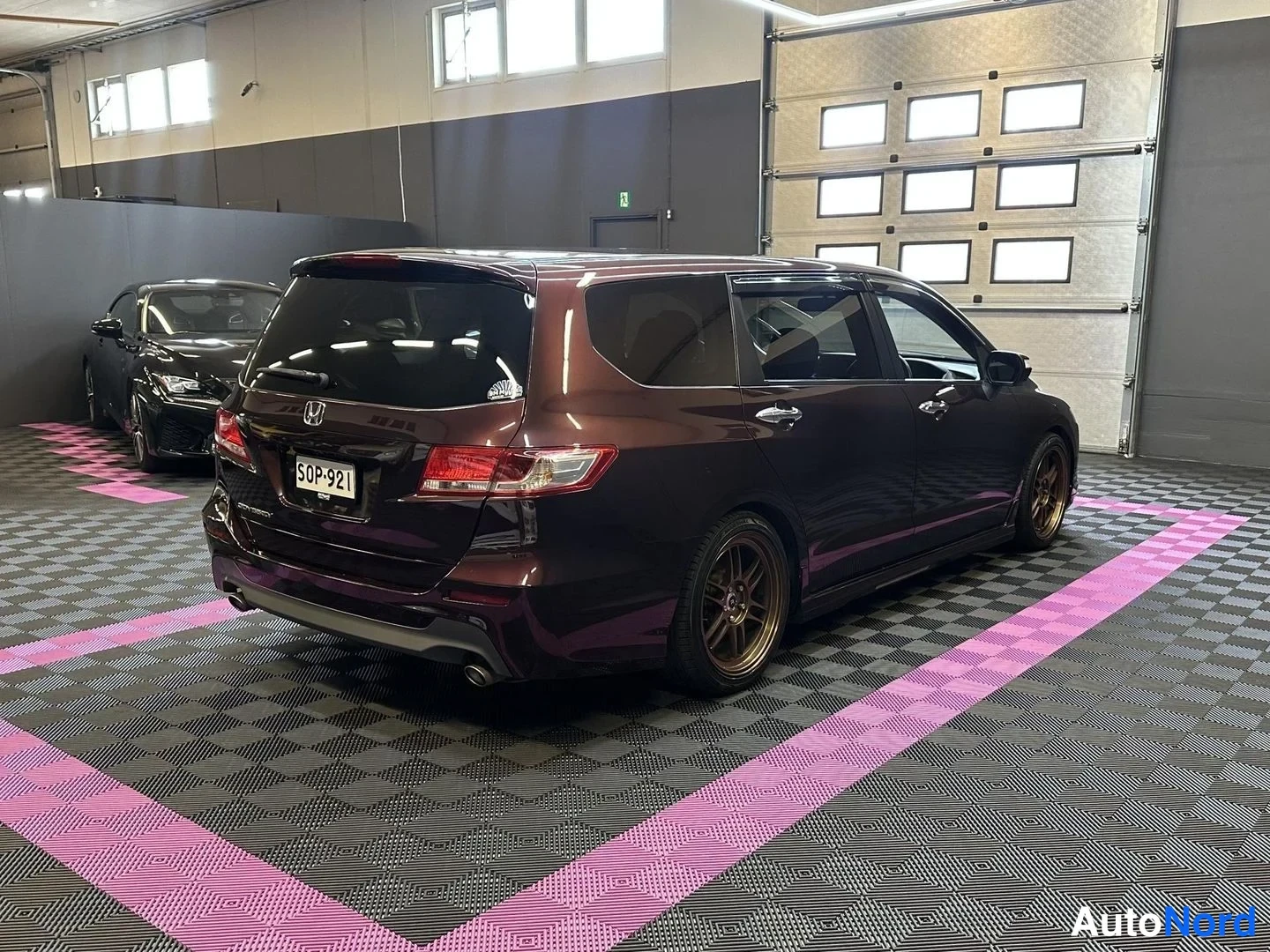 Lila Honda Odyssey 2010, snett bakifrån, bild 7