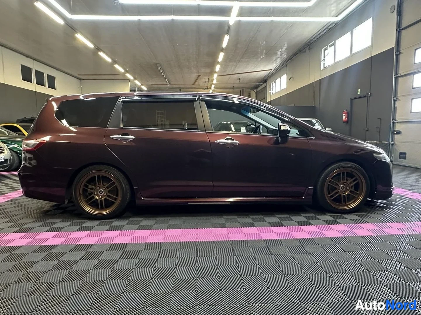Lila Honda Odyssey 2010, från sidan, bild 6