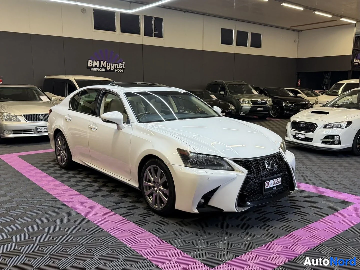 Vit Lexus GS 2012, snett framifrån, fronten åt höger, bild 2