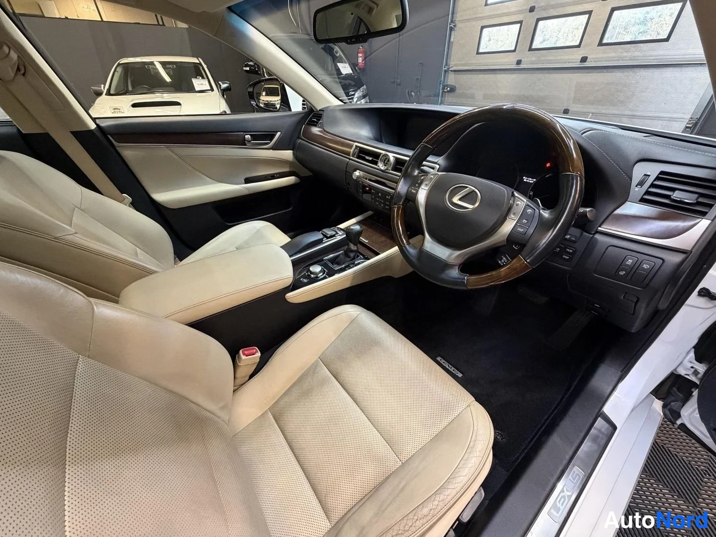 Vit Lexus GS 2012, förarplats, bild 9