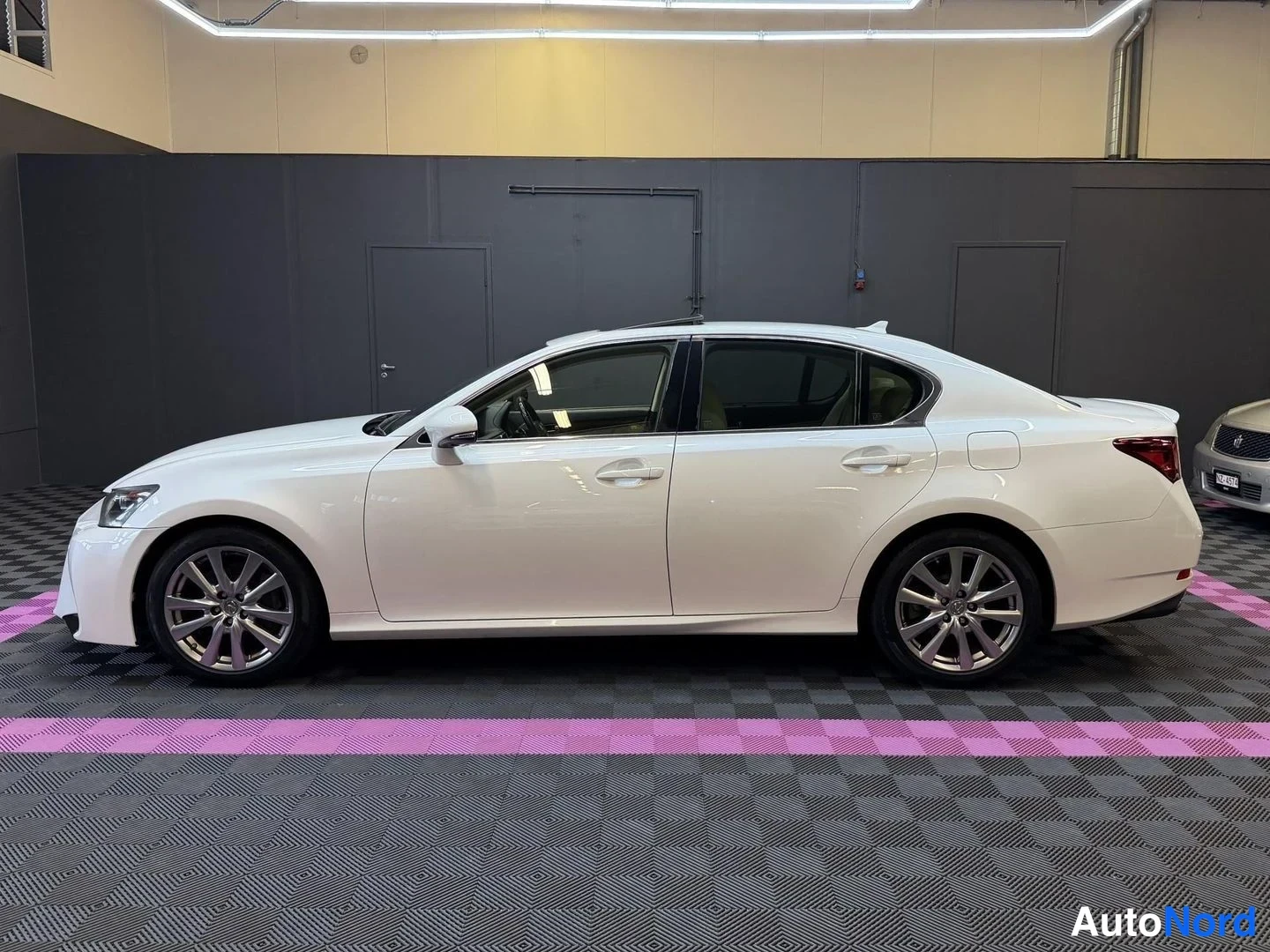 Vit Lexus GS 2012, från sidan, bild 4