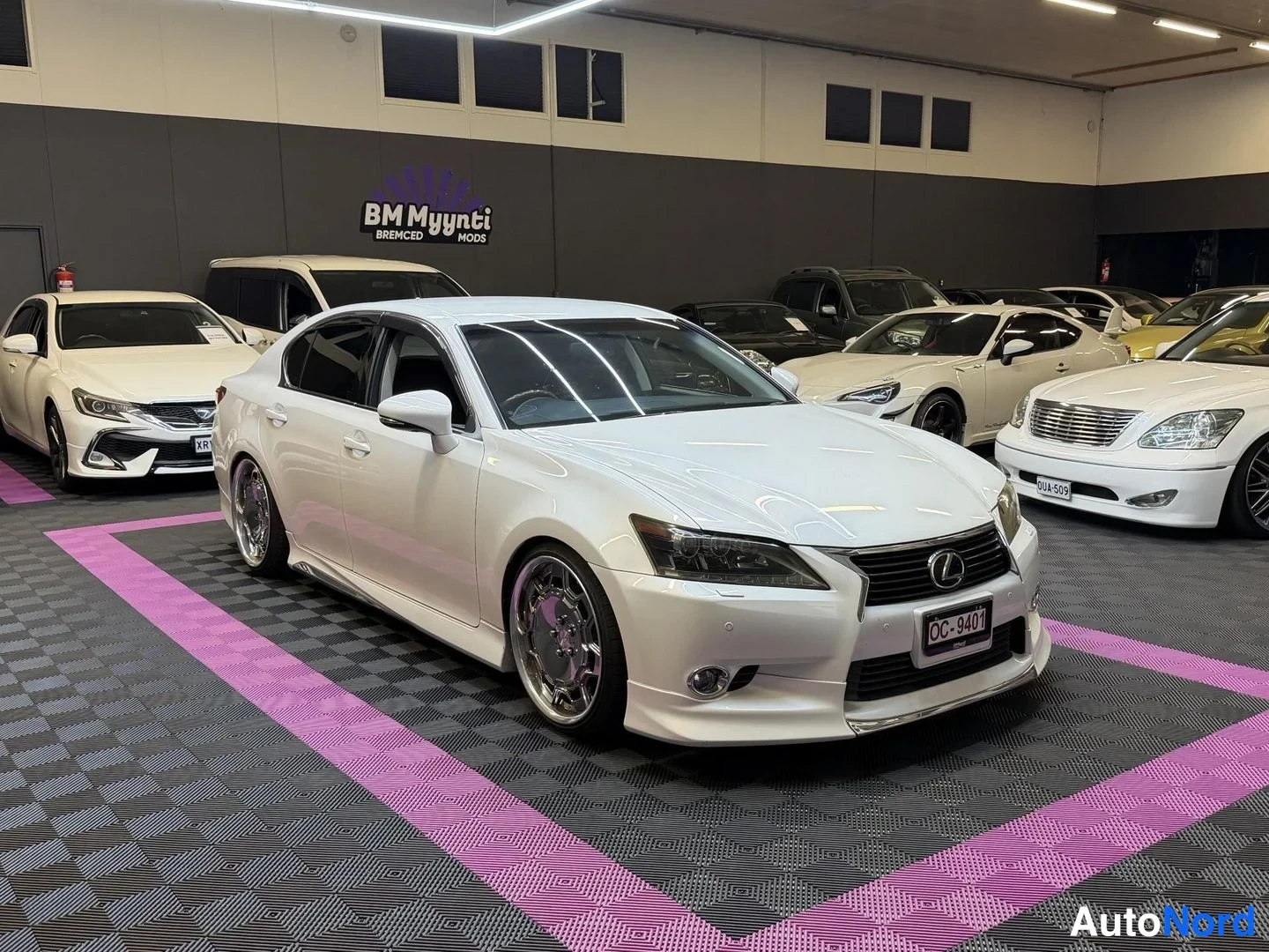 Vit Lexus GS 2012, snett framifrån, fronten åt höger, bild 3