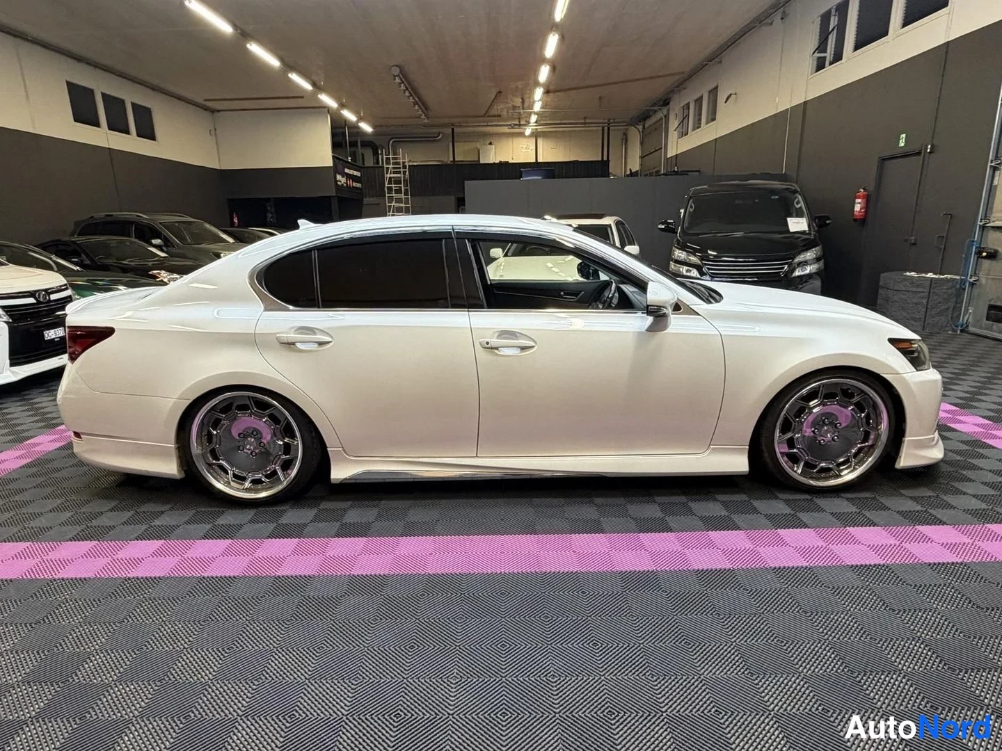 Vit Lexus GS 2012, snett framifrån, fronten åt höger, bild 2