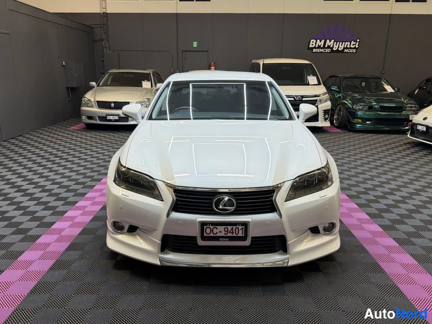 Vit Lexus GS 2012, framifrån, bild 4