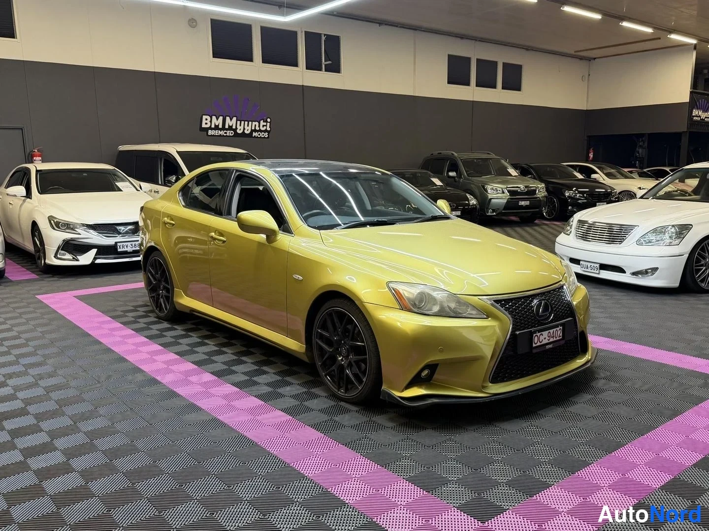 Gul Lexus IS 250 2008, snett framifrån, fronten åt höger, bild 3