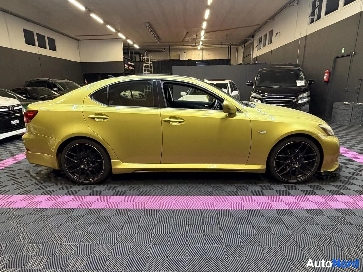 Gul Lexus IS 250 2008, snett framifrån, fronten åt höger, bild 2