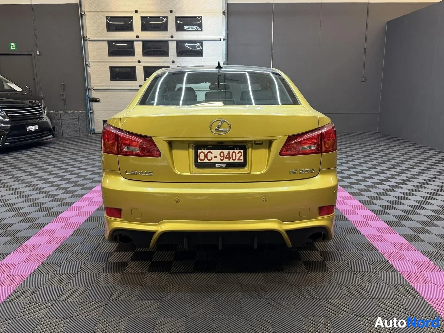 Gul Lexus IS 250 2008, bakifrån, bild 8