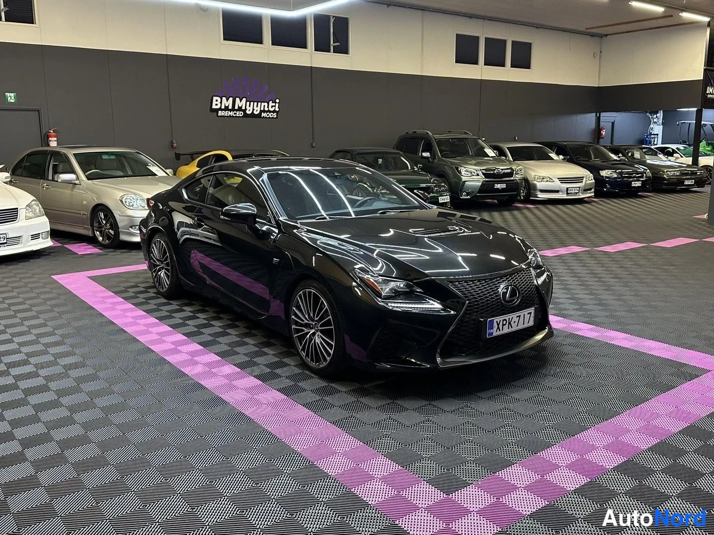 Svart Lexus RC F 2015, snett framifrån, fronten åt höger, bild 2