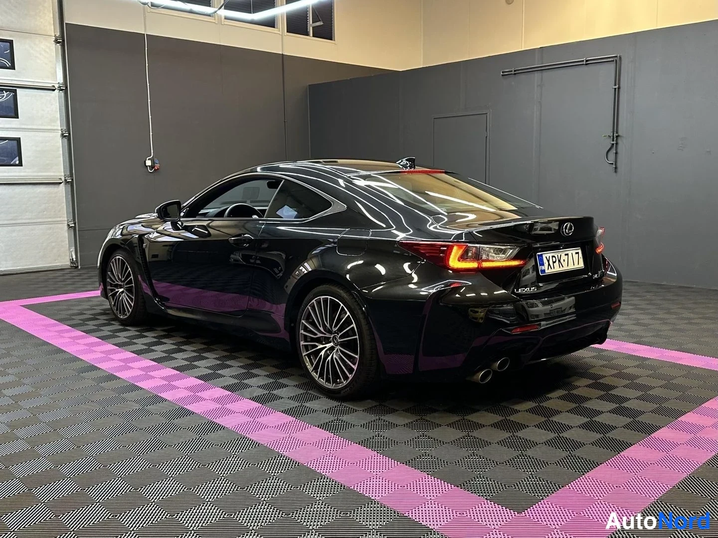 Svart Lexus RC F 2015, snett bakifrån, bild 5