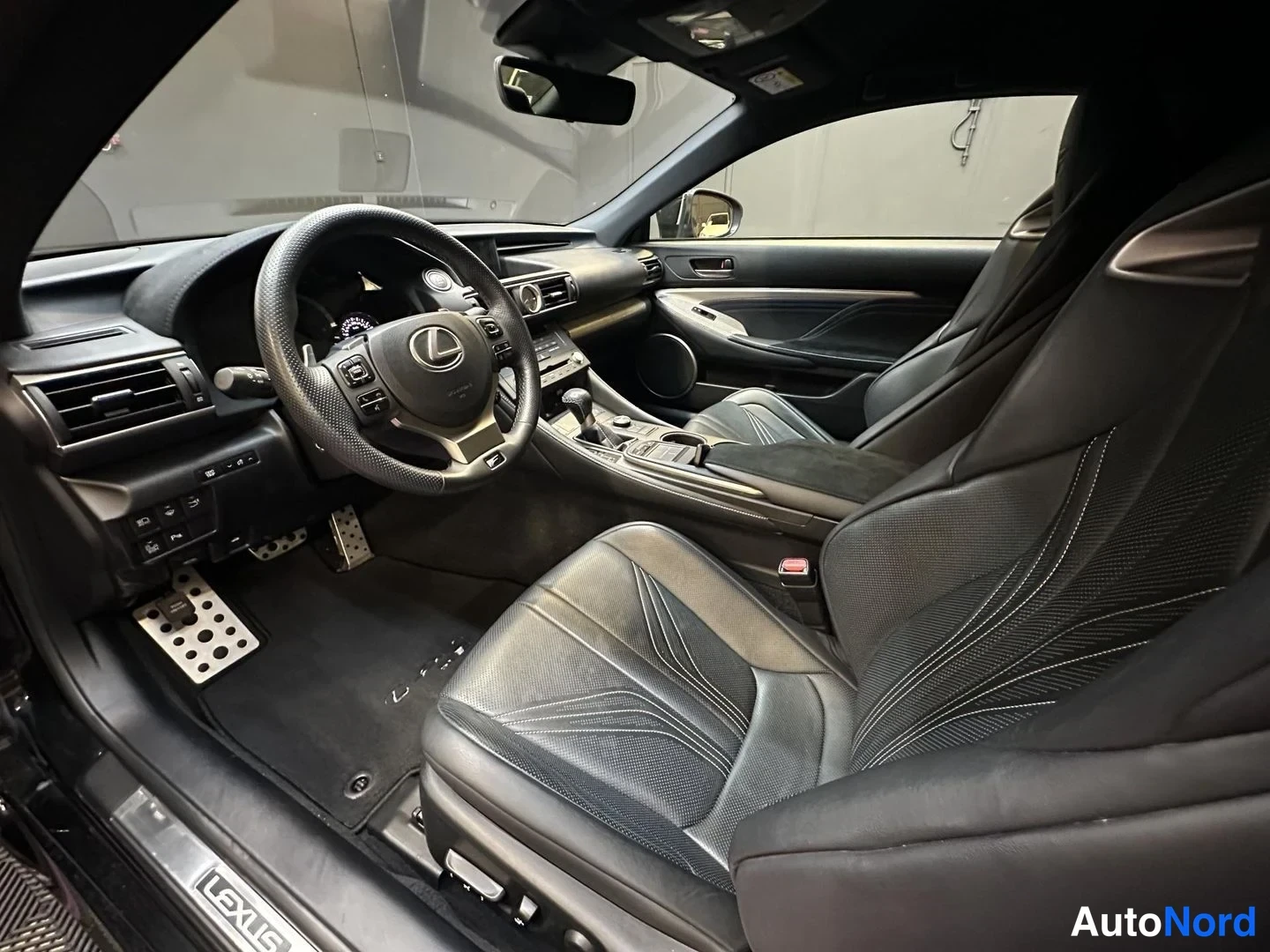 Svart Lexus RC F 2015, förarplats, bild 10