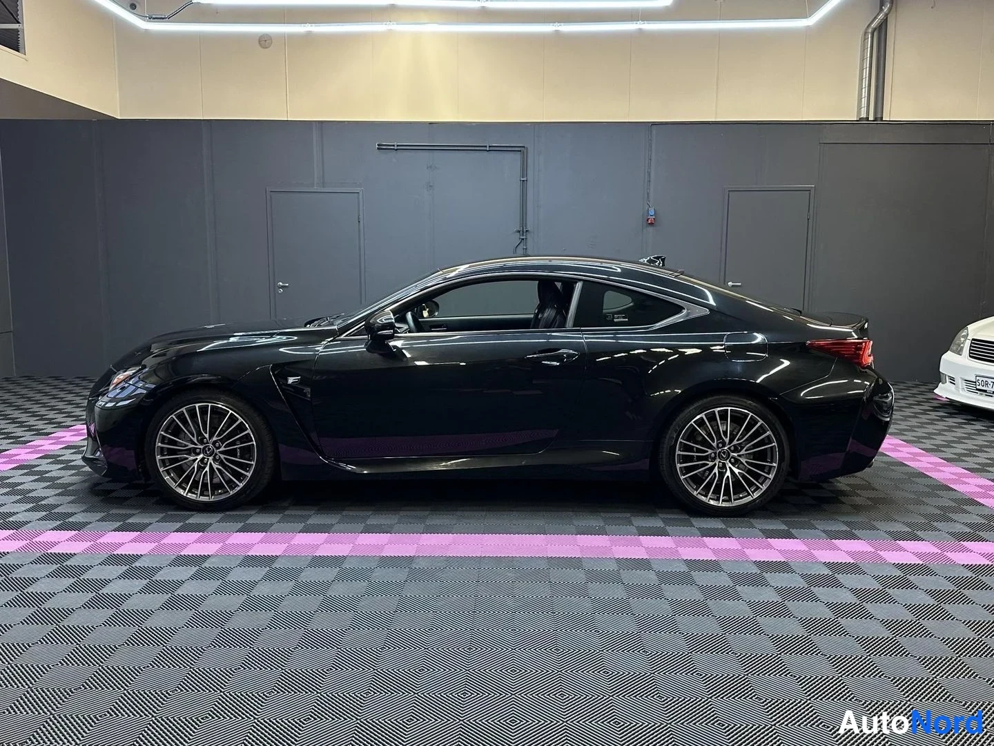Svart Lexus RC F 2015, snett bakifrån, bild 6