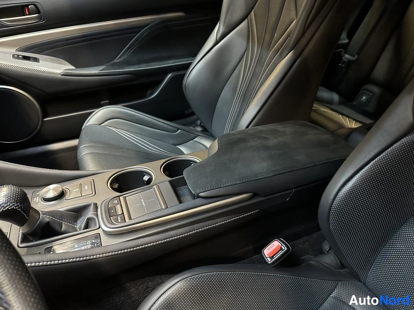 Svart Lexus RC F 2015, förarplats, bild 12