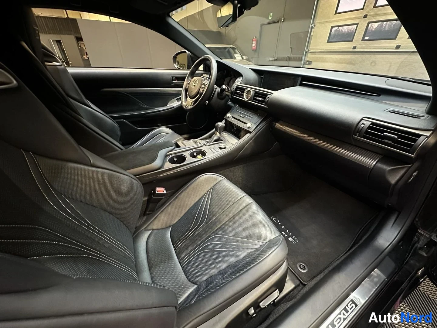 Svart Lexus RC F 2015, förarplats, bild 13