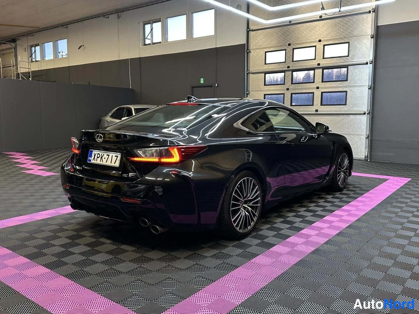 Svart Lexus RC F 2015, snett bakifrån, bild 7