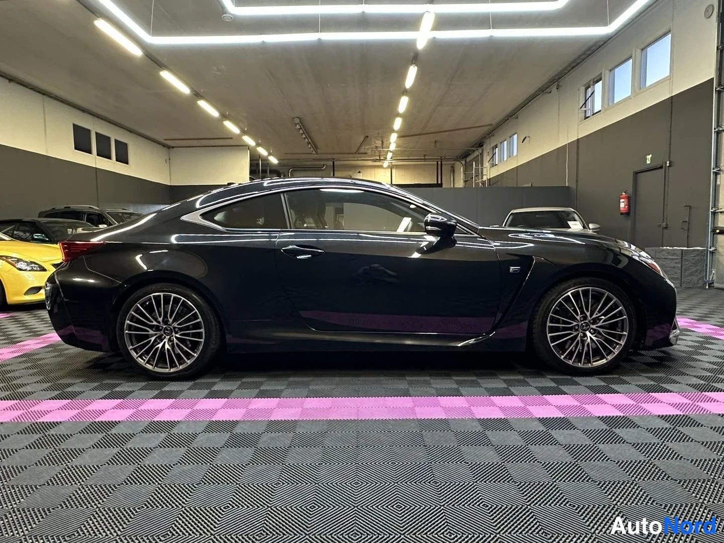 Svart Lexus RC F 2015, från sidan, bild 4