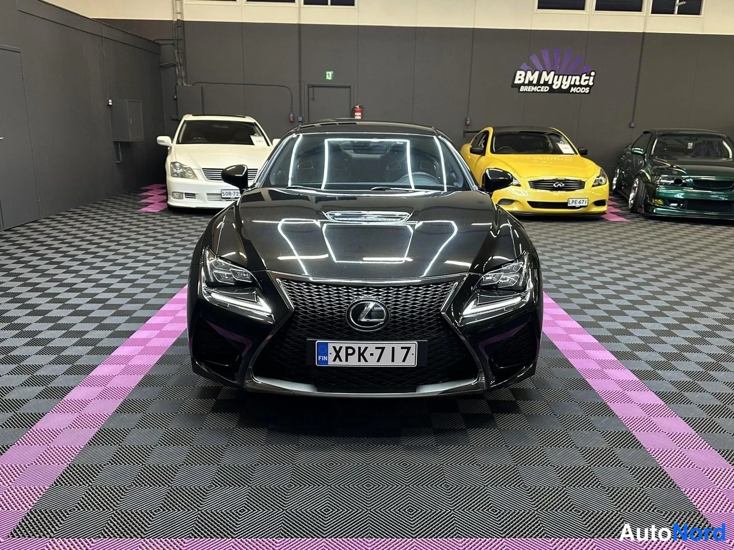 Svart Lexus RC F 2015, framifrån, bild 3