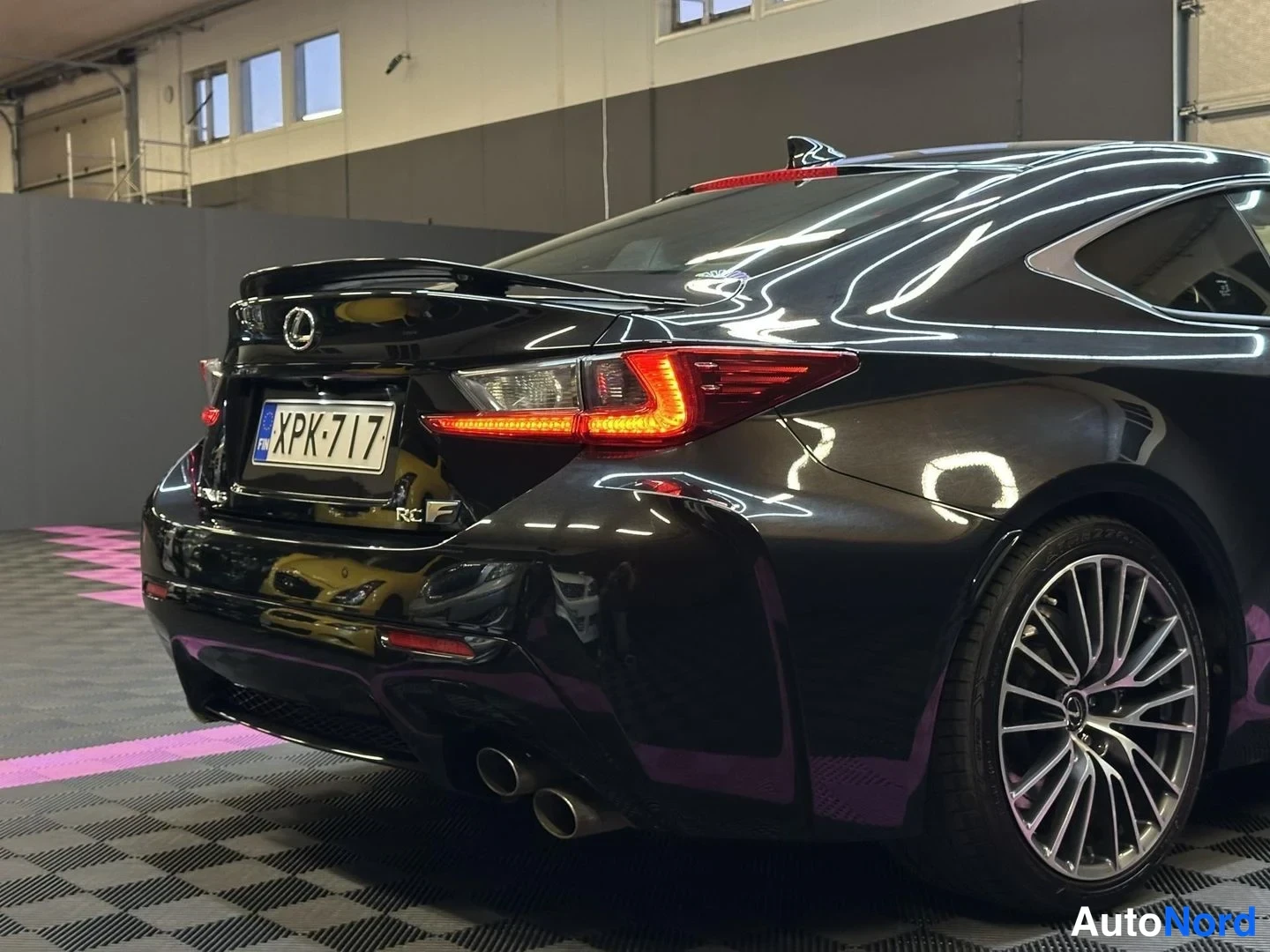 Svart Lexus RC F 2015, snett bakifrån, bild 8