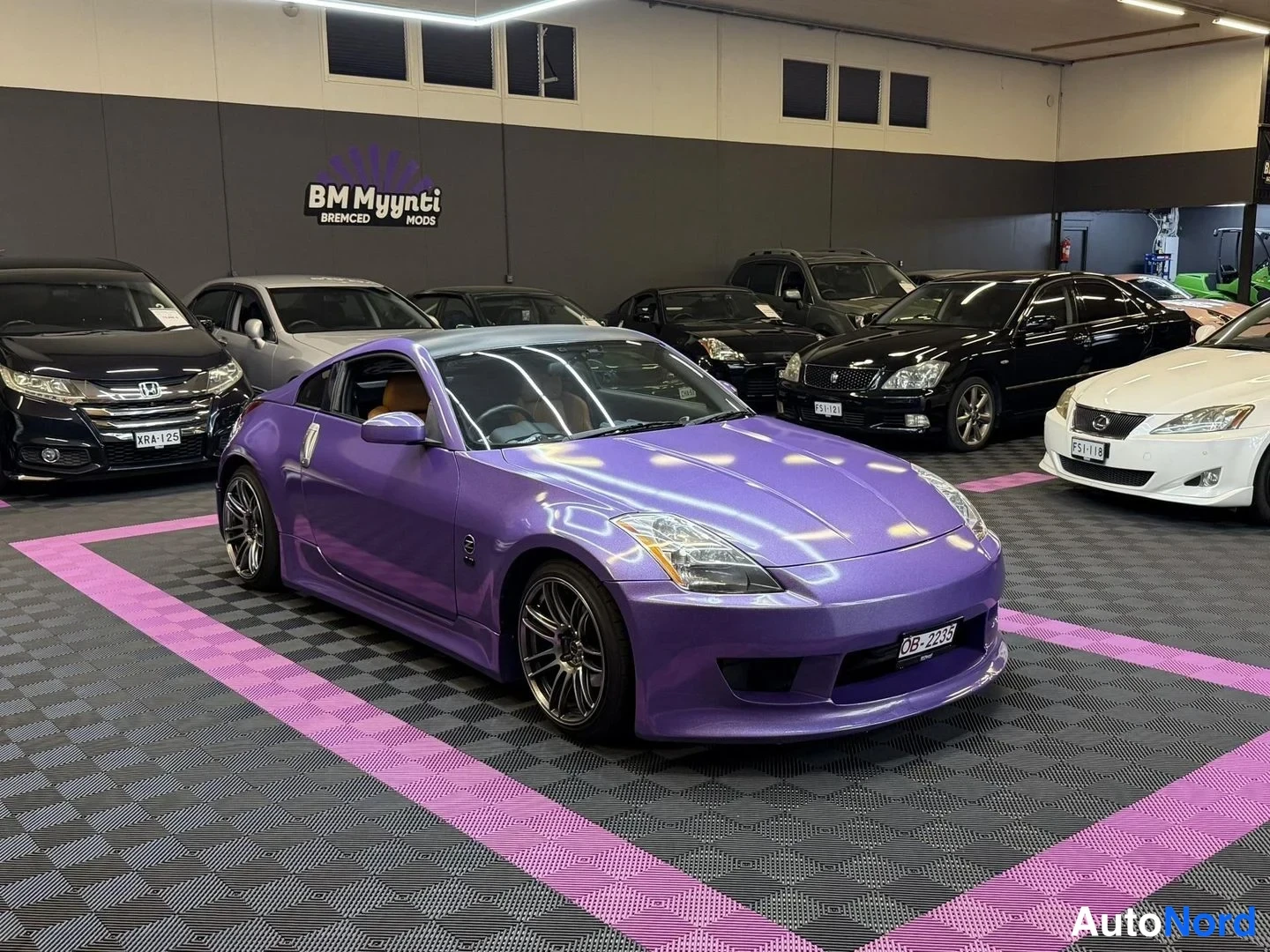 Lila Nissan 350Z 2003, snett framifrån, fronten åt höger, bild 3