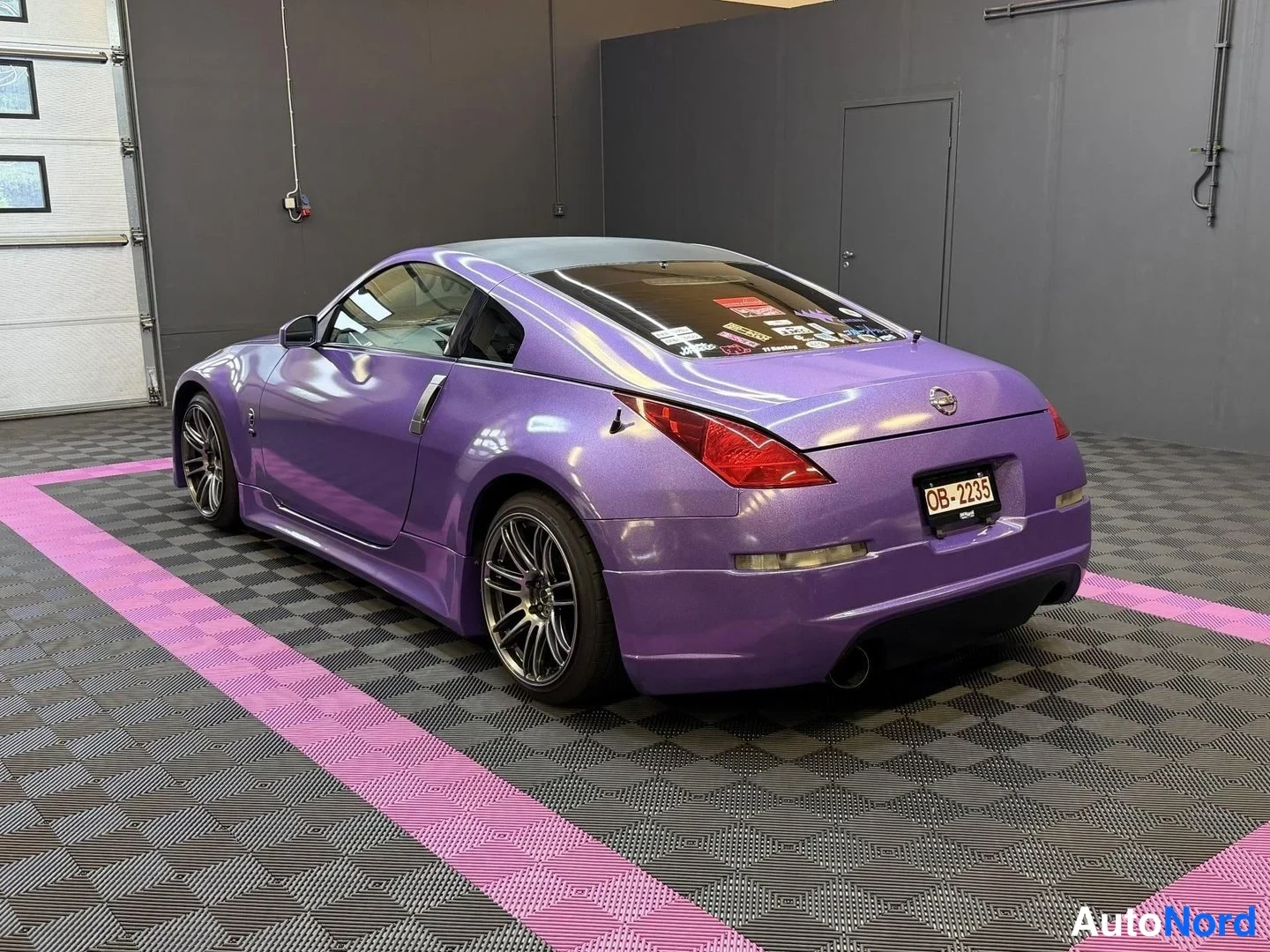 Lila Nissan 350Z 2003, snett bakifrån, bild 6
