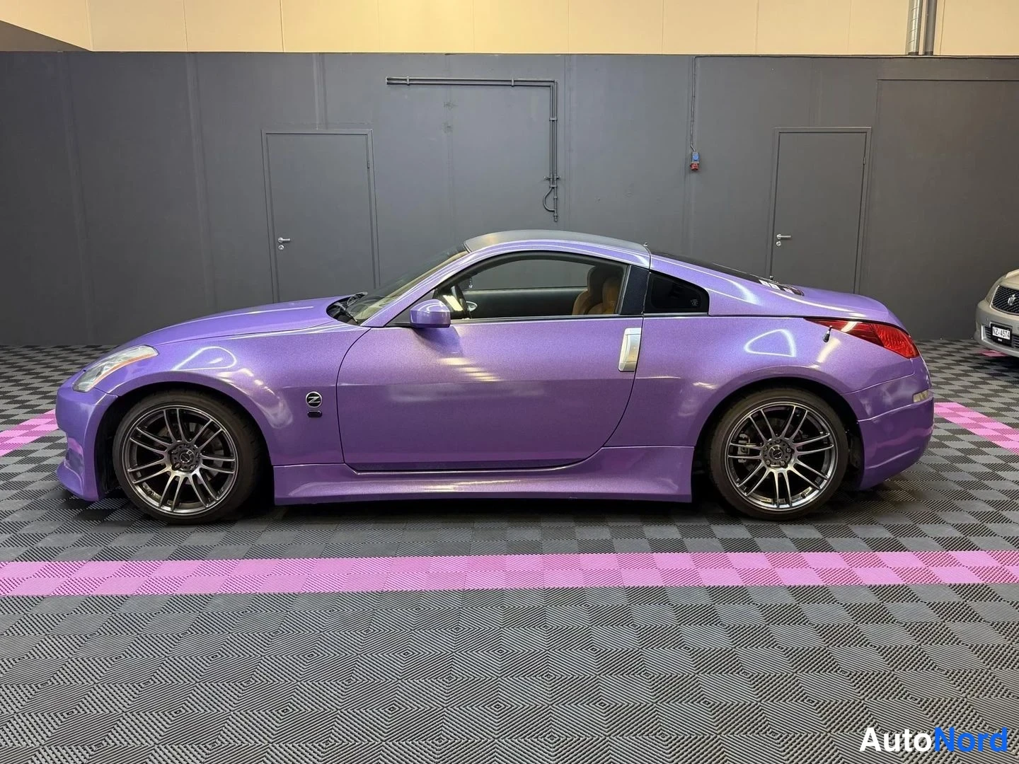 Lila Nissan 350Z 2003, snett framifrån, fronten åt vänster, bild 2