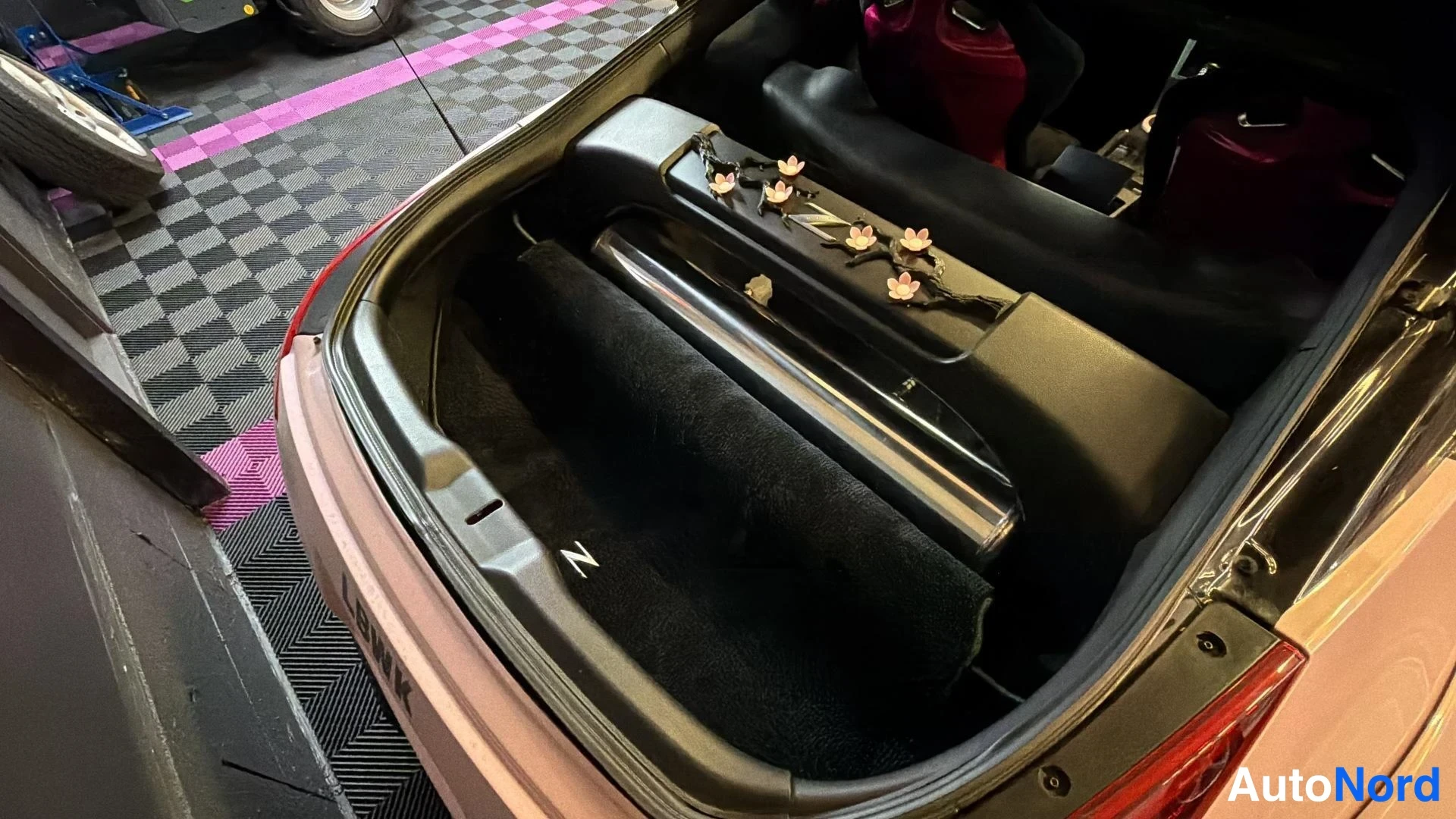 Lila Nissan 350Z 2003, bagageutrymme, bild 22
