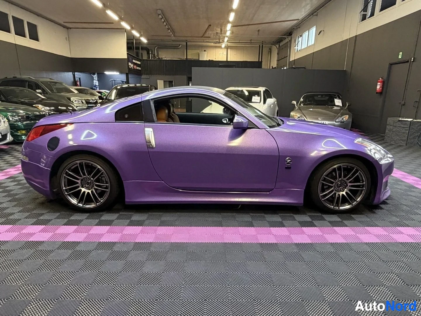 Lila Nissan 350Z 2003, från sidan, bild 5