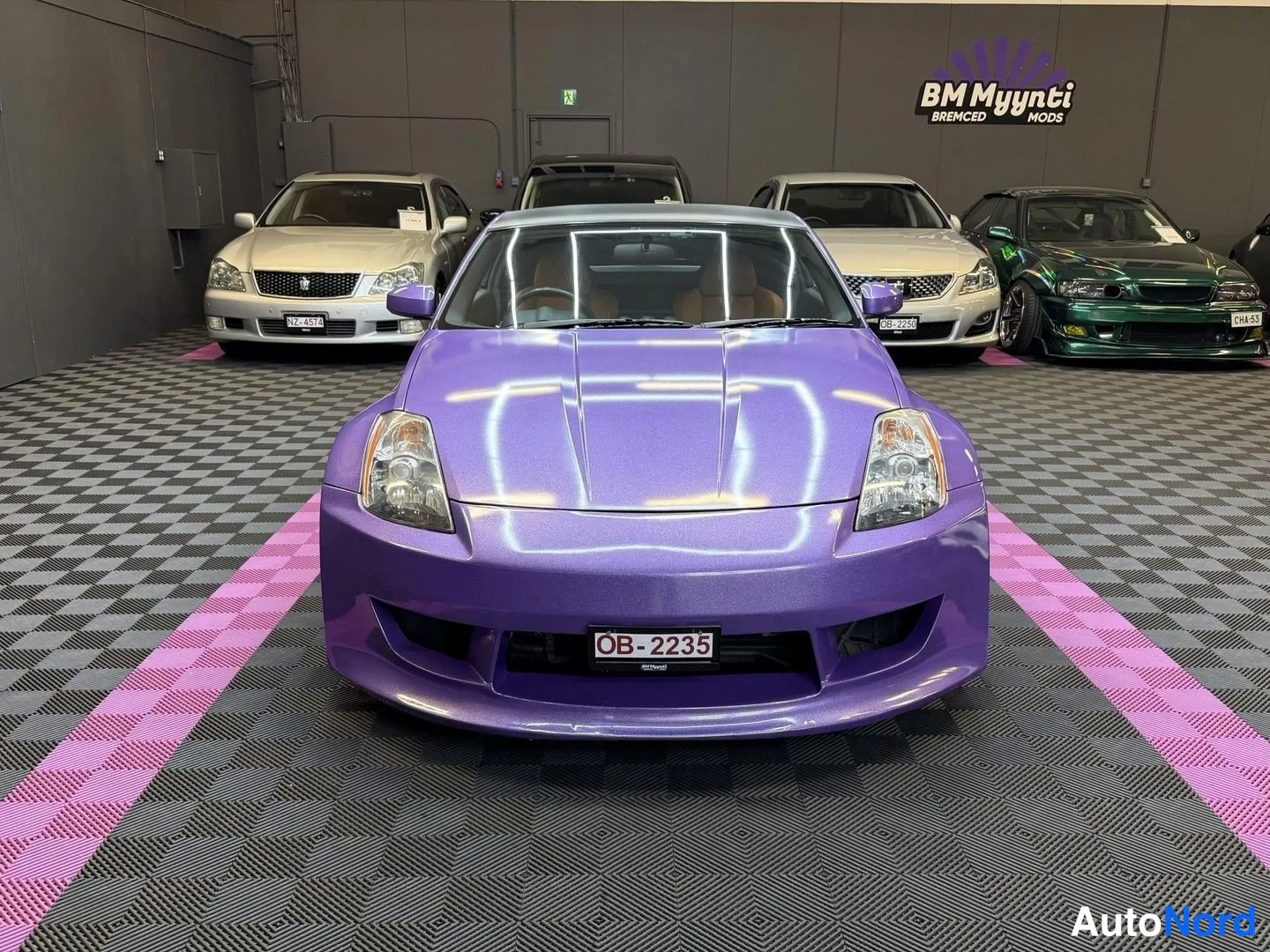 Lila Nissan 350Z 2003, framifrån, bild 4