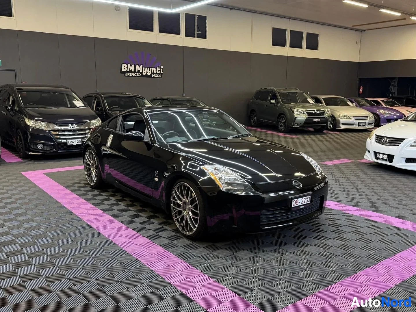 Svart Nissan 350Z 2003, snett framifrån, fronten åt höger, bild 2