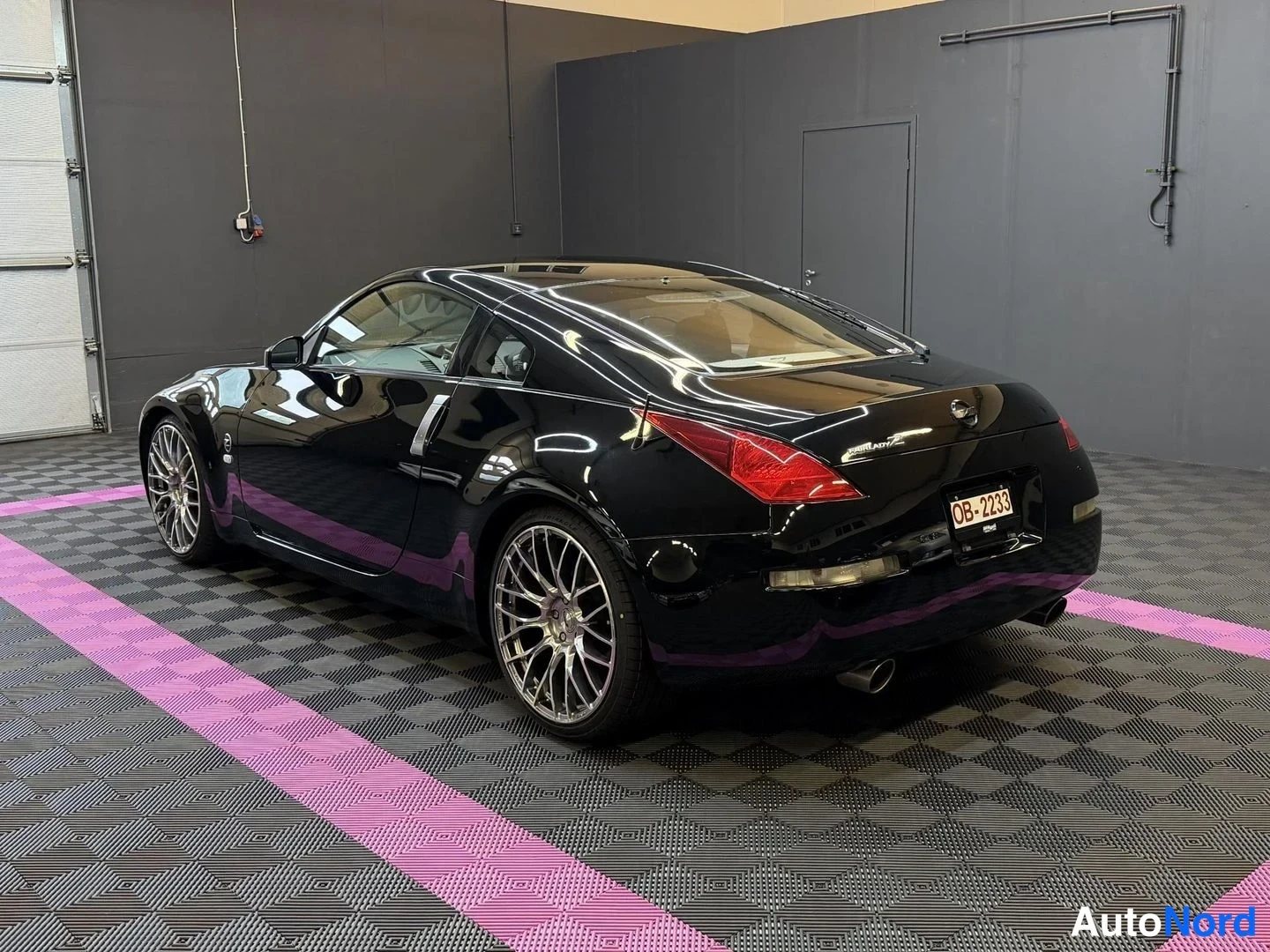 Svart Nissan 350Z 2003, snett bakifrån, bild 6
