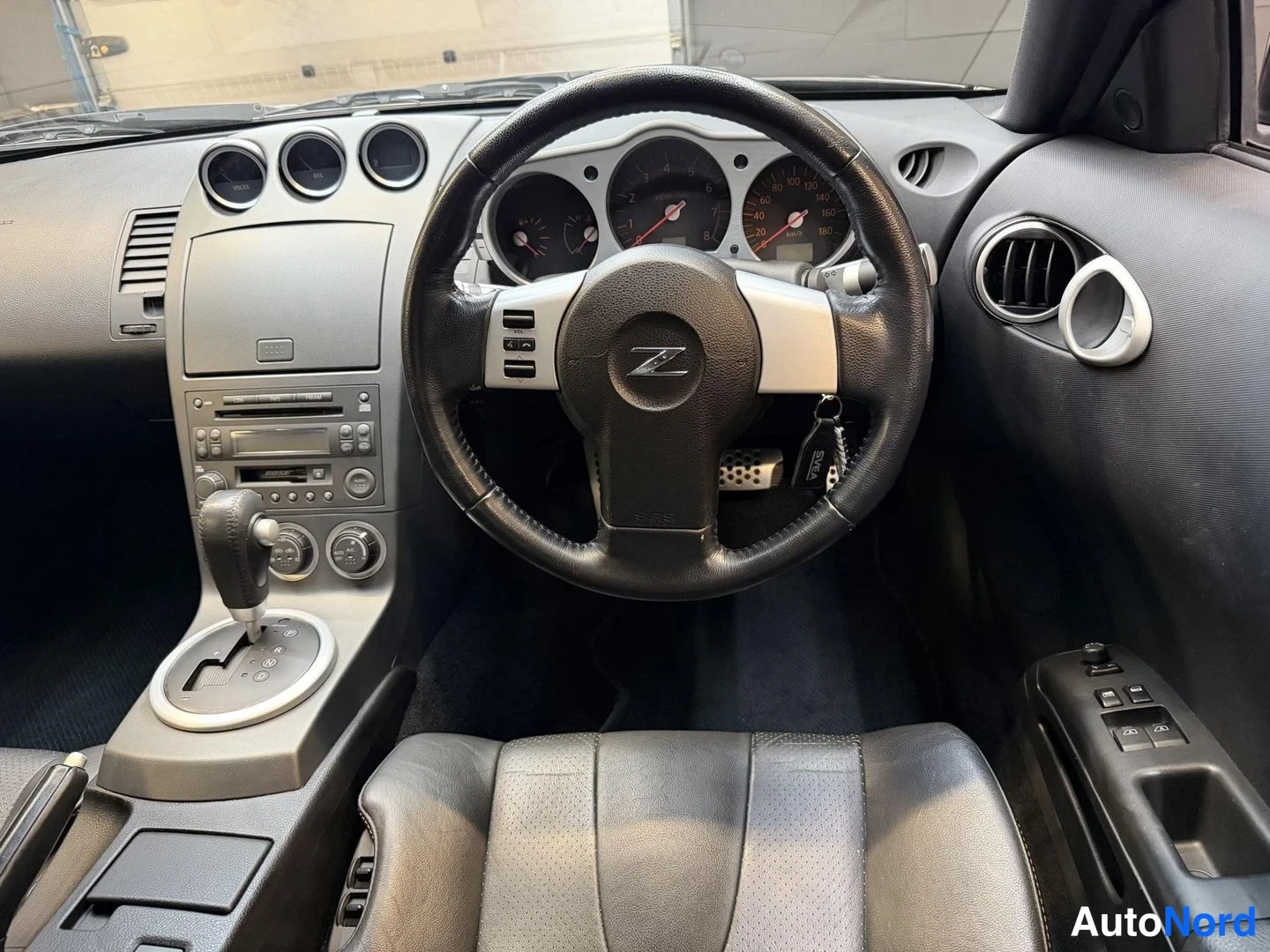 Svart Nissan 350Z 2003, förarplats, bild 10