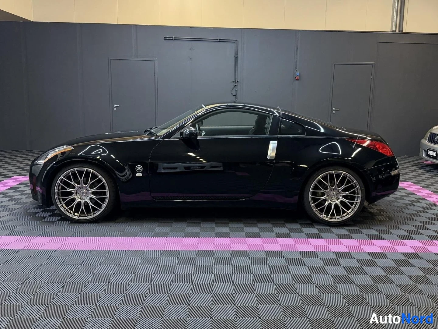 Svart Nissan 350Z 2003, från sidan, bild 4