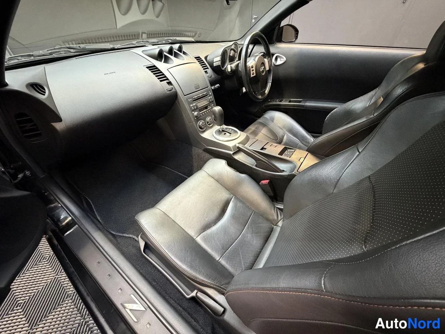 Svart Nissan 350Z 2003, framsäten, bild 16