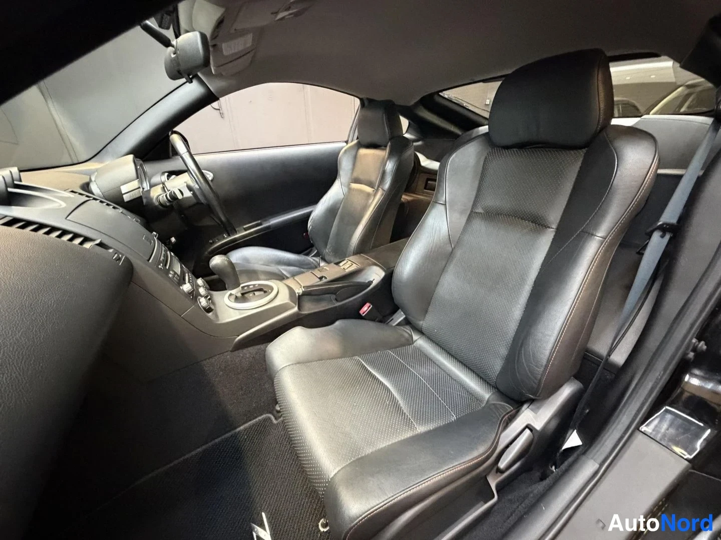 Svart Nissan 350Z 2003, framsäten, bild 17