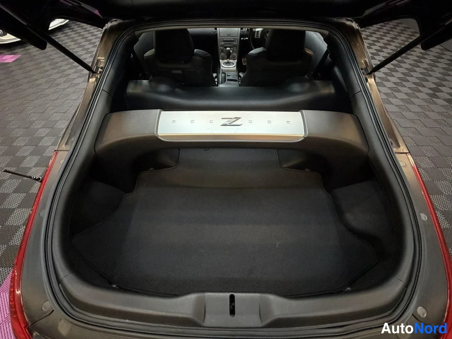 Svart Nissan 350Z 2003, bagageutrymme, bild 20