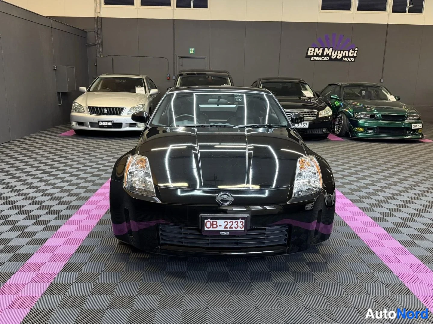 Svart Nissan 350Z 2003, framifrån, bild 3