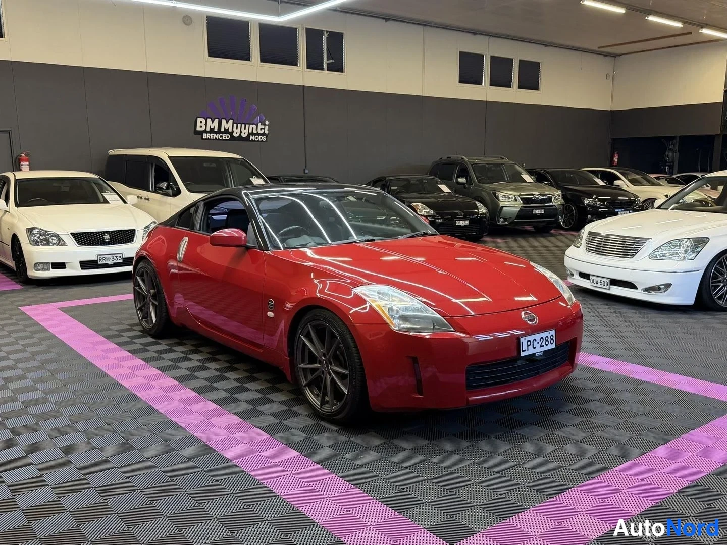 Röd Nissan 350Z 2003, snett framifrån, fronten åt höger, bild 2
