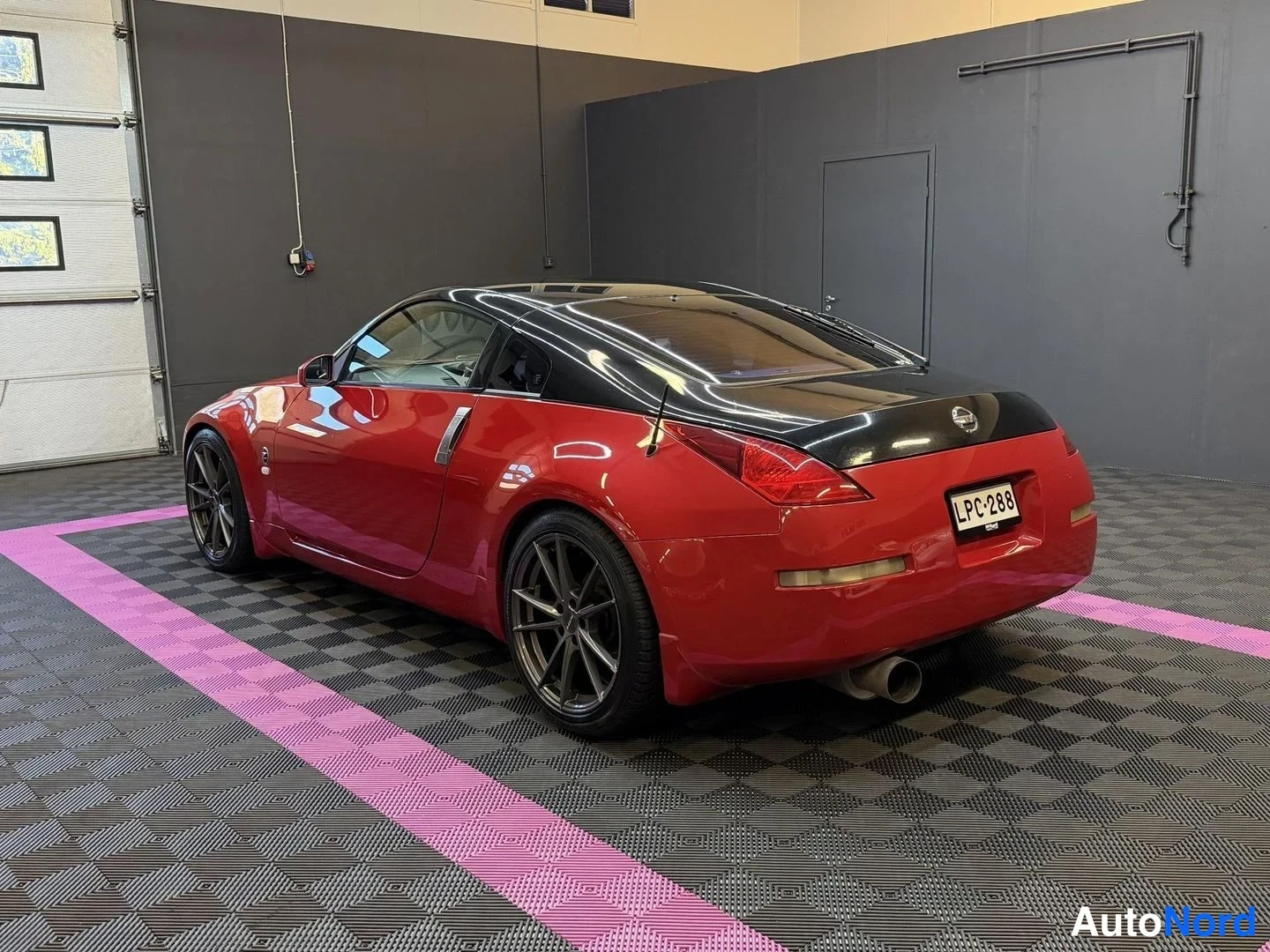 Röd Nissan 350Z 2003, snett bakifrån, bild 6