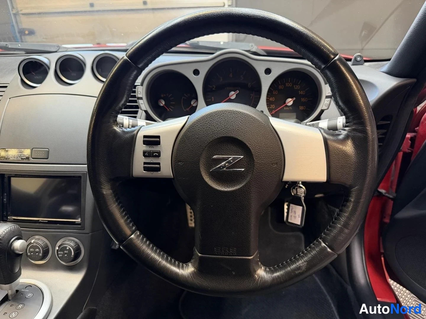 Röd Nissan 350Z 2003, förarplats, bild 12