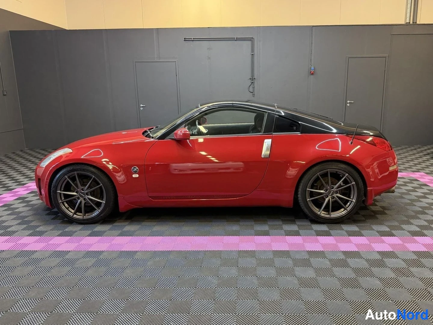 Röd Nissan 350Z 2003, från sidan, bild 4
