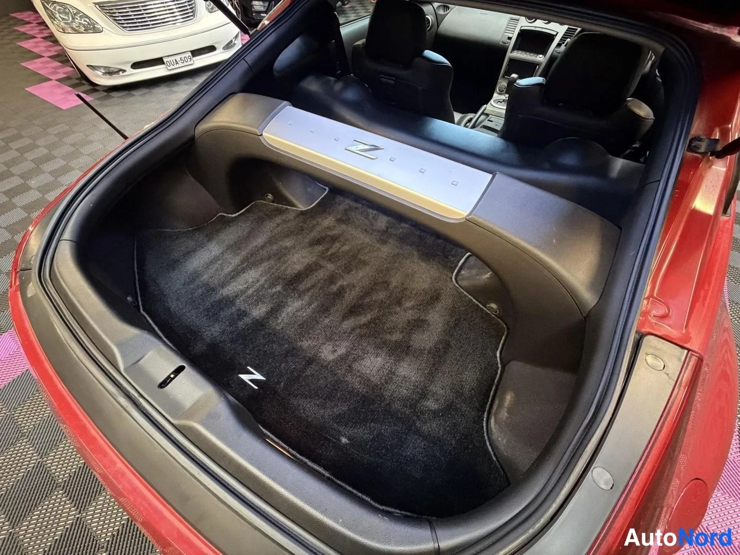 Röd Nissan 350Z 2003, bagageutrymme, bild 20
