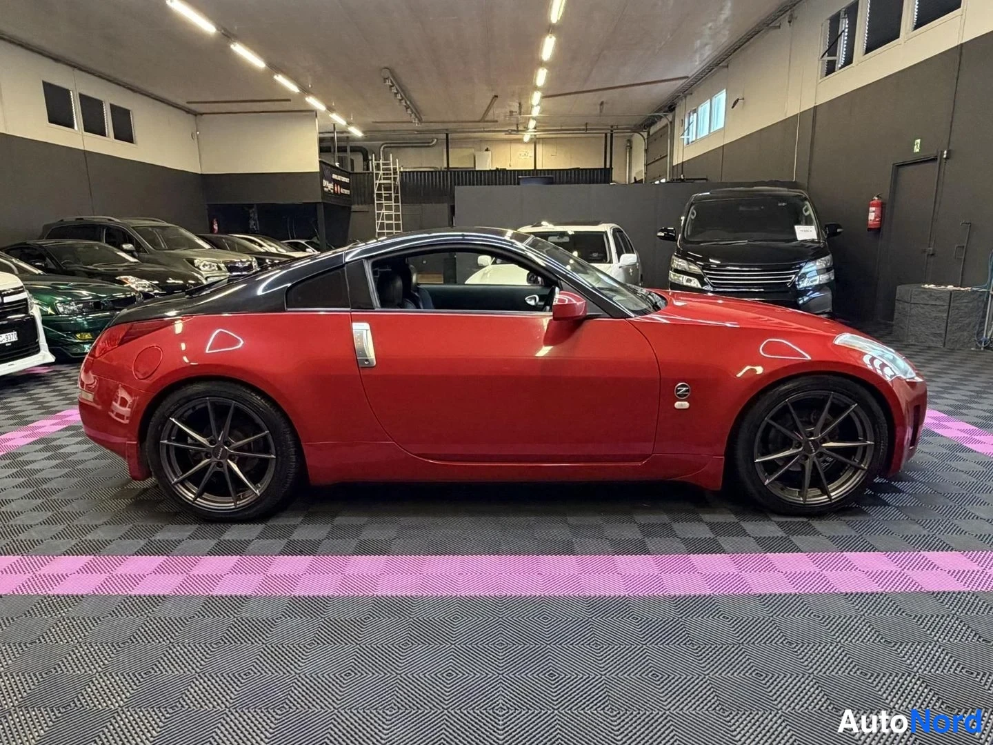 Röd Nissan 350Z 2003, från sidan, bild 5