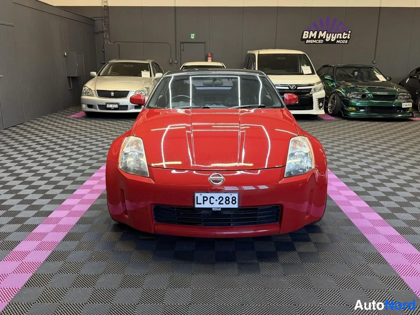 Röd Nissan 350Z 2003, framifrån, bild 3