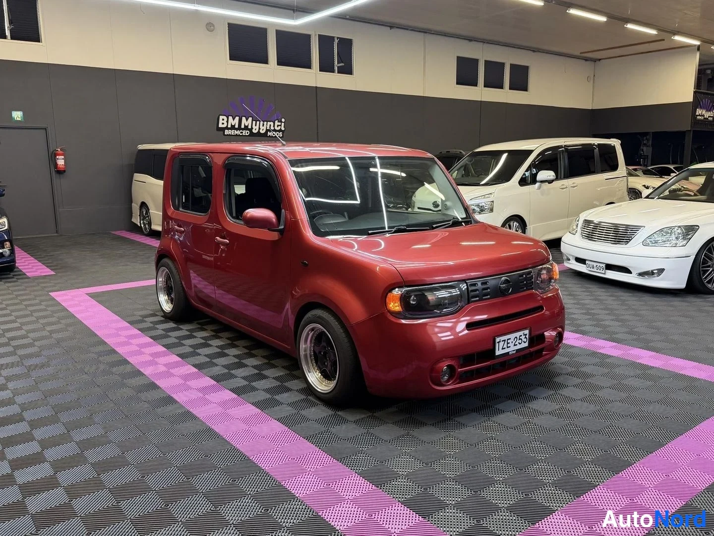 Röd Nissan Cube 2008, snett framifrån, fronten åt vänster, bild 2