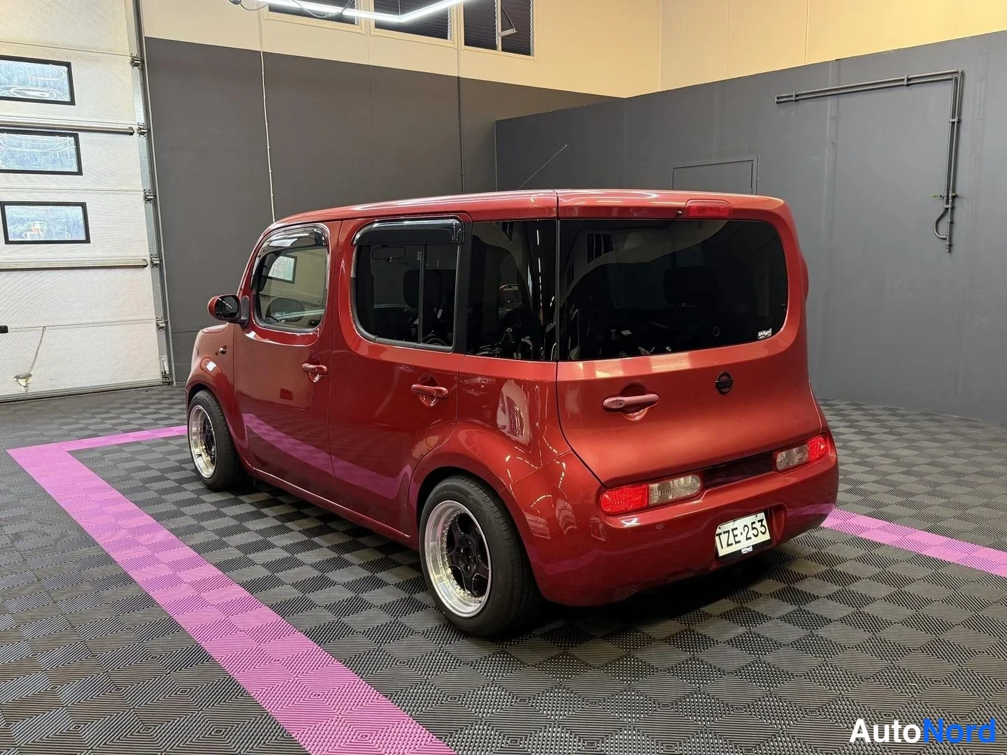 Röd Nissan Cube 2008, snett bakifrån, bild 6