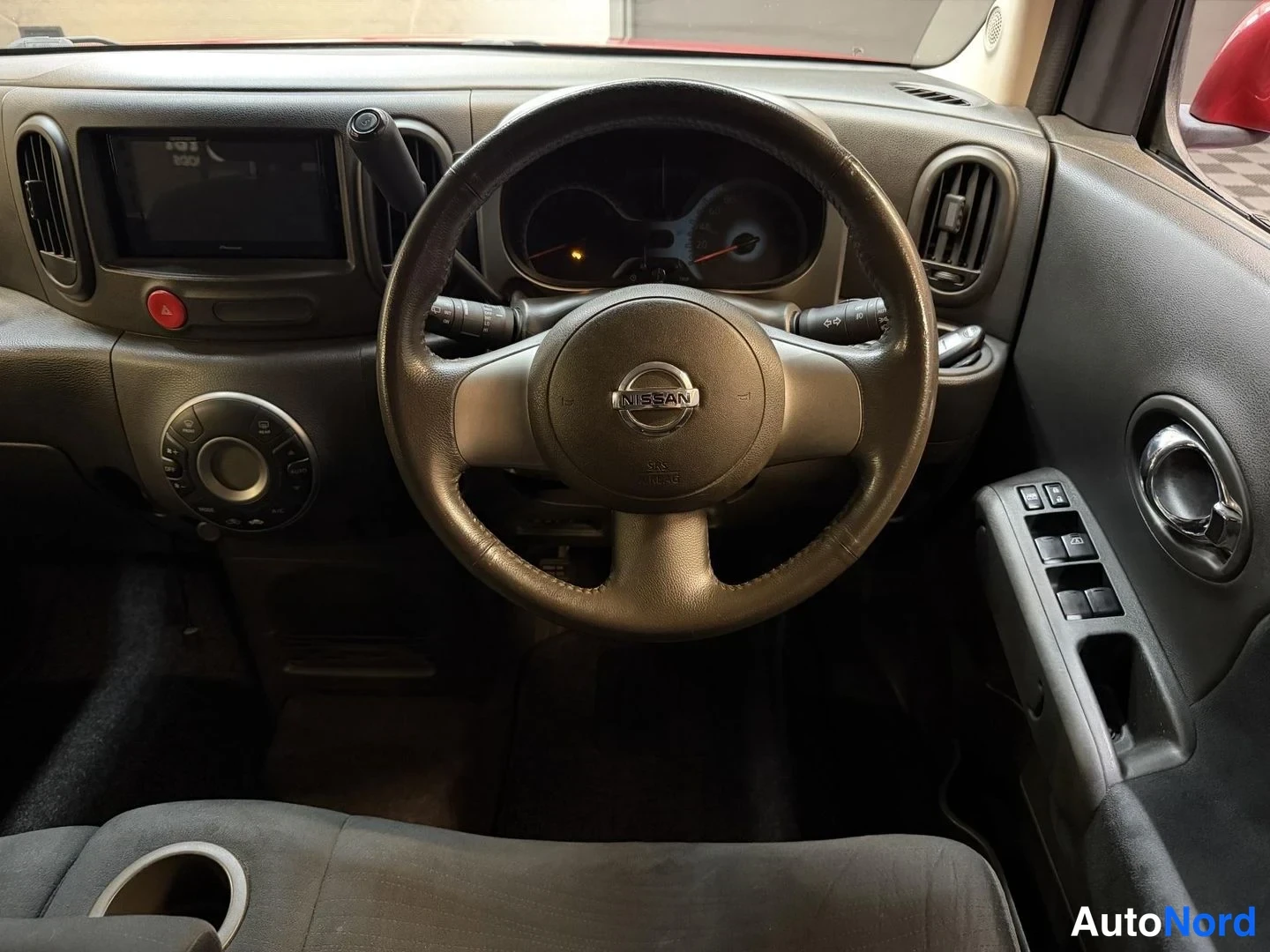 Röd Nissan Cube 2008, förarplats, bild 11