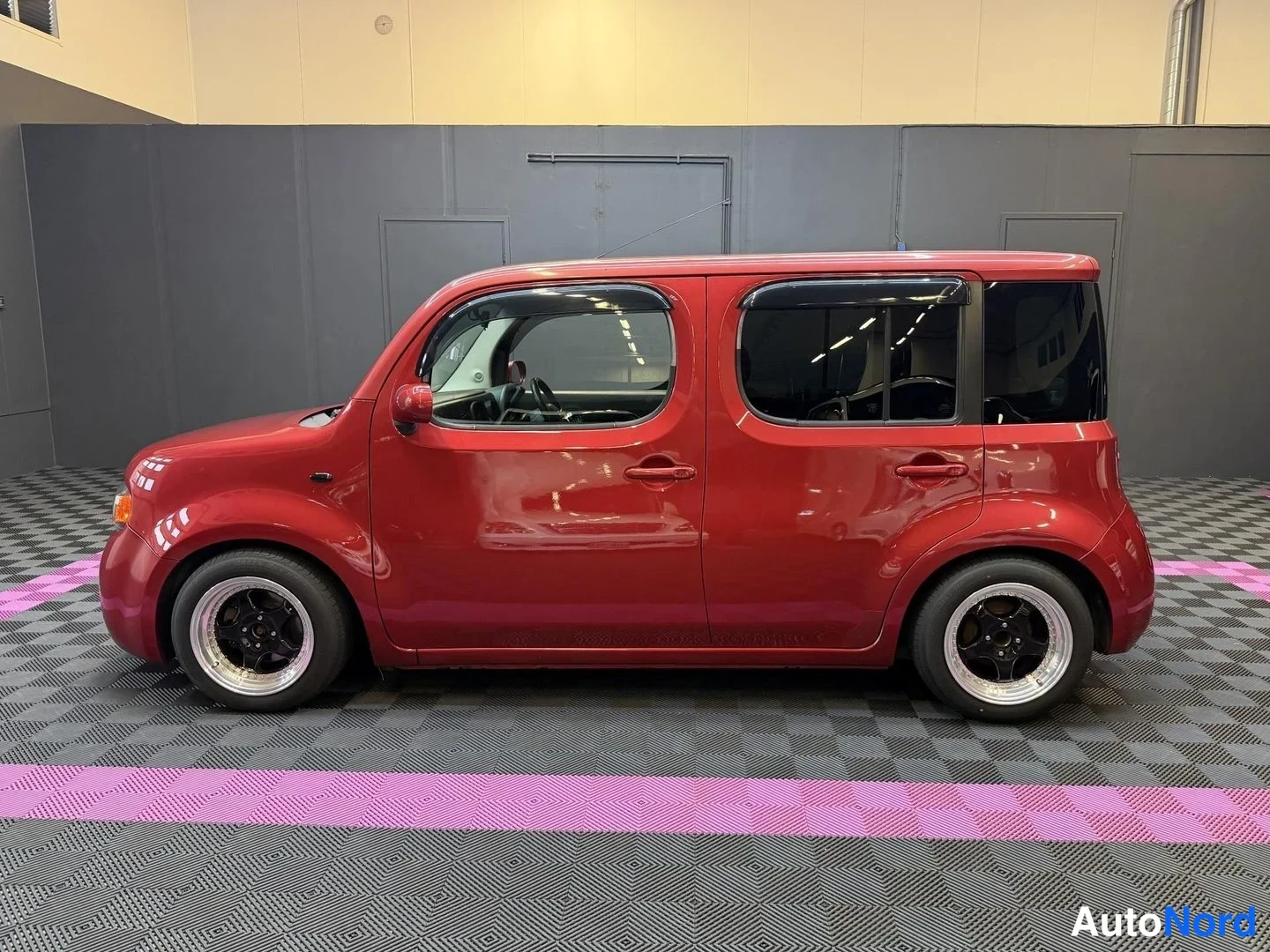 Röd Nissan Cube 2008, från sidan, bild 4