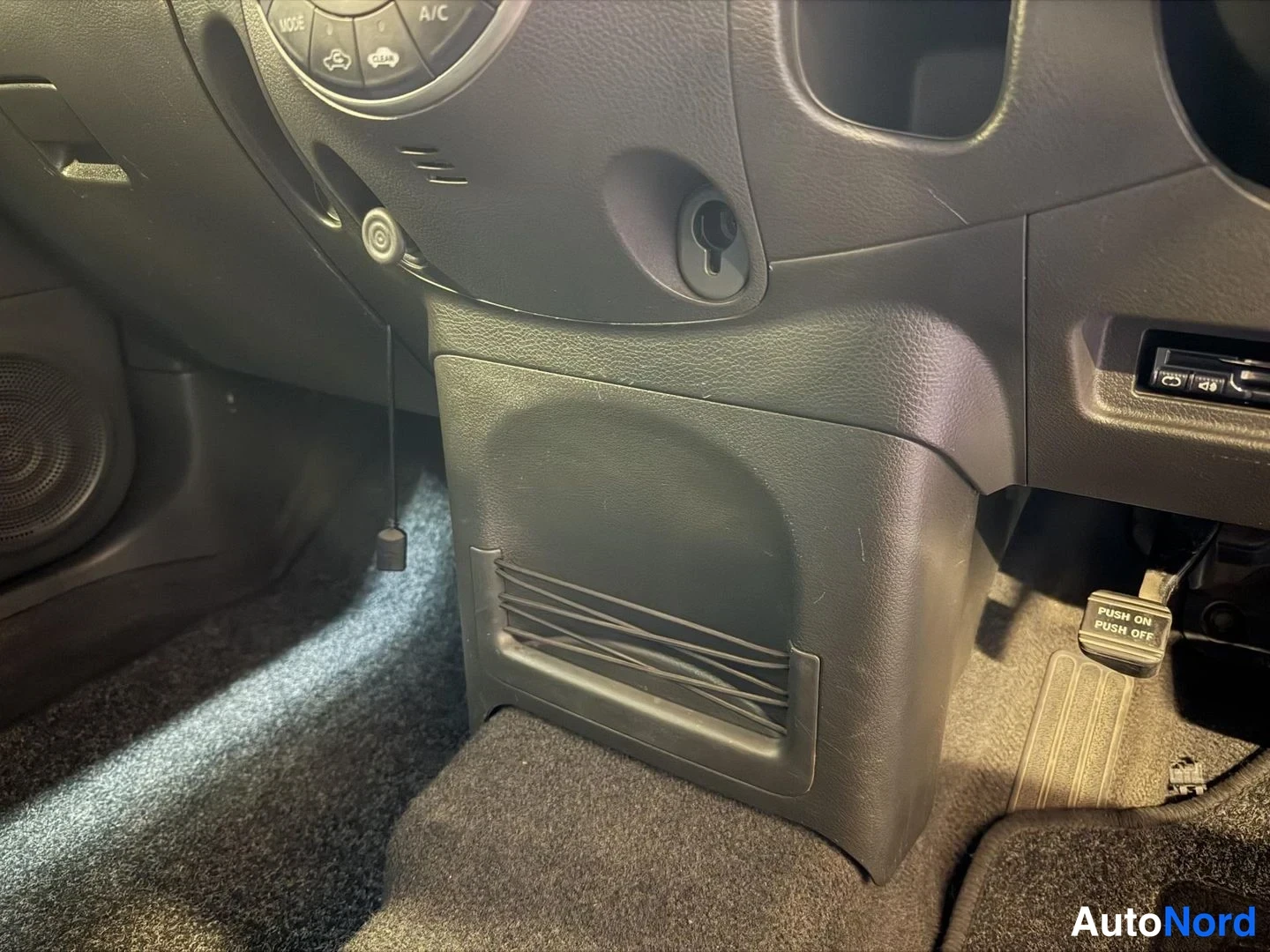 Röd Nissan Cube 2008, detalj, bild 31