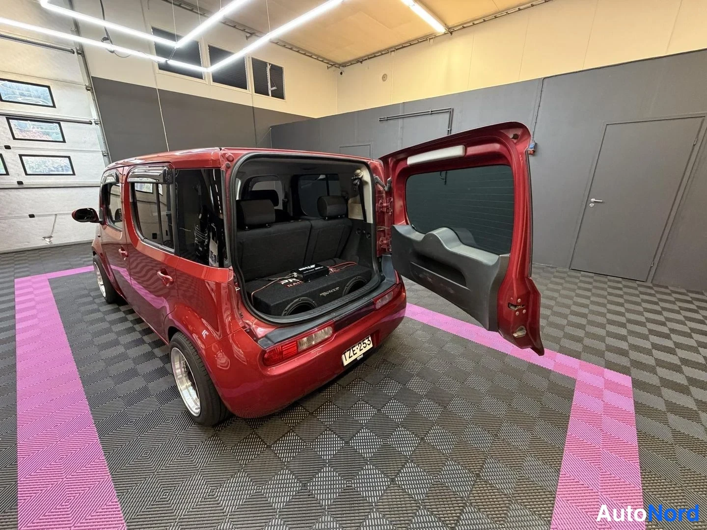 Röd Nissan Cube 2008, snett bakifrån, bild 7