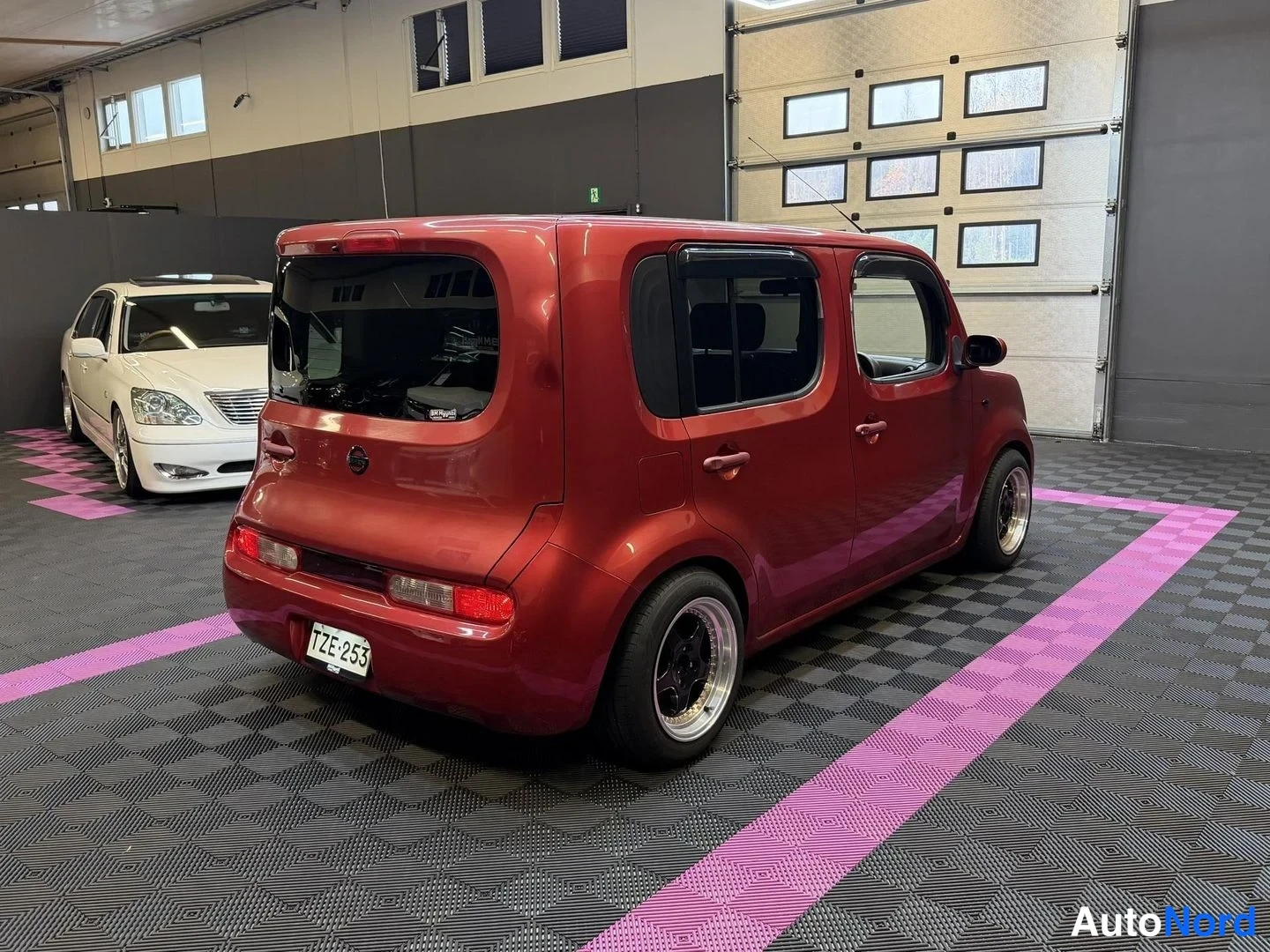 Röd Nissan Cube 2008, snett bakifrån, bild 8