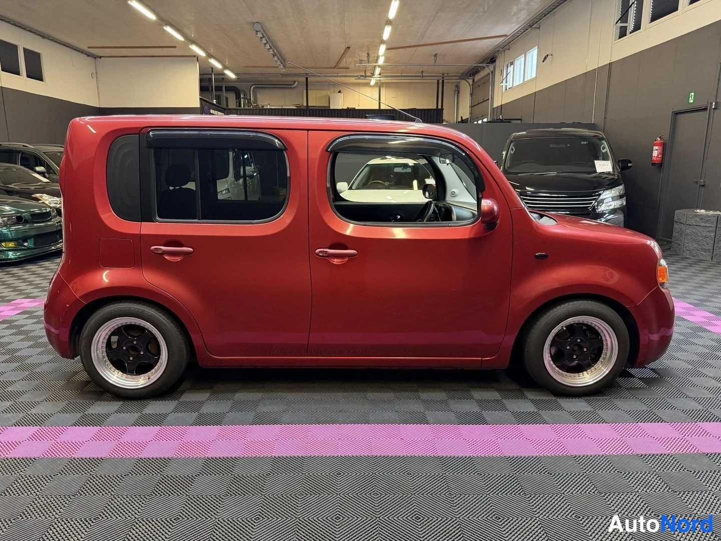 Röd Nissan Cube 2008, från sidan, bild 5